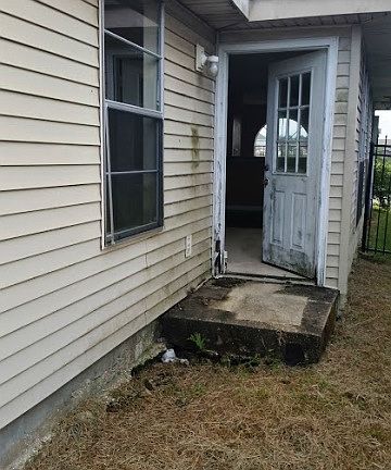 2nd image of 1948 Lac La Belle Dr