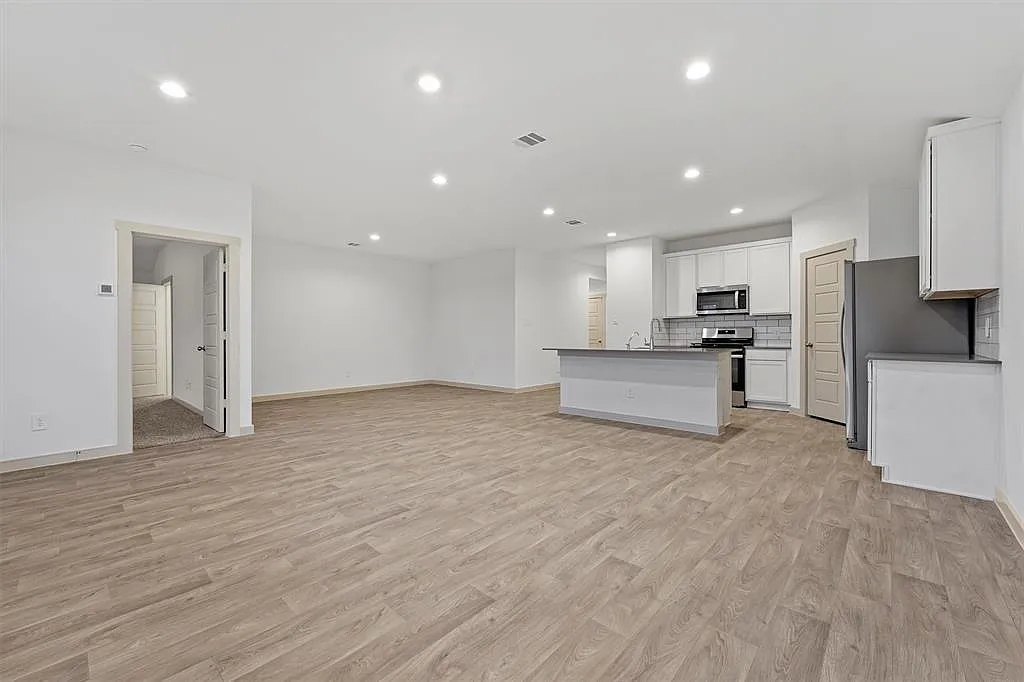 4 bed, 2.0 bath, 1796 sqft, $2,100 — Photo 4