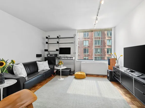303 Greenwich St #7F, New York, NY 10013