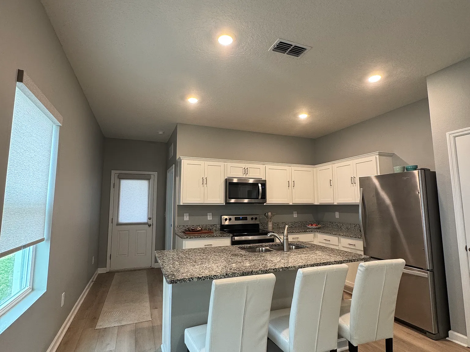 3 bed, 1330 sqft, $2,600 — Photo 4