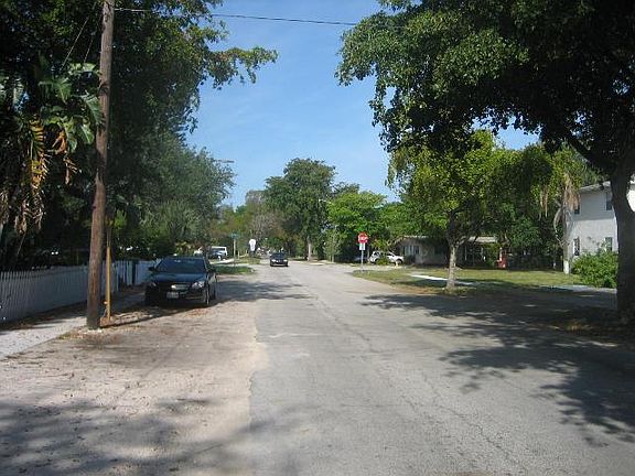3rd image of 922 NE 123rd St