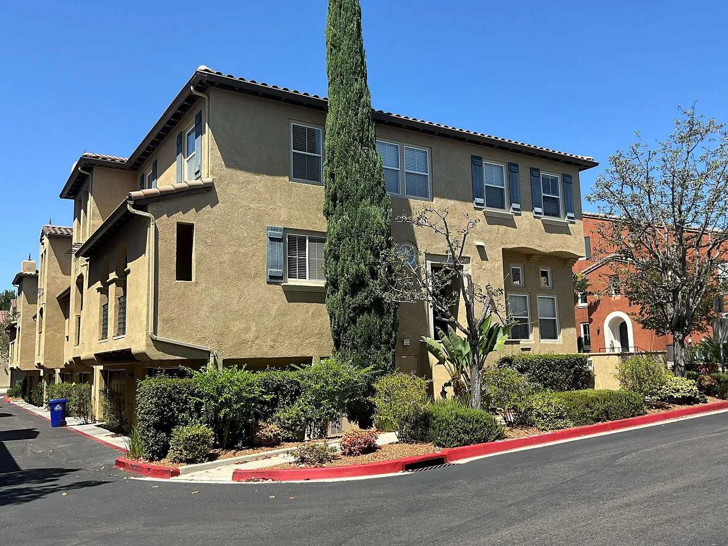 Newly Remodeled 4 Bedroom Townhome In Torrey Highlands - End Unit — Photo 2