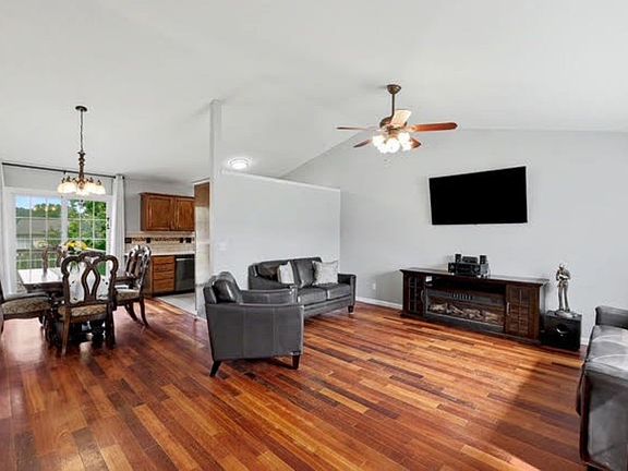 3rd image of 1913 S Honeytree St