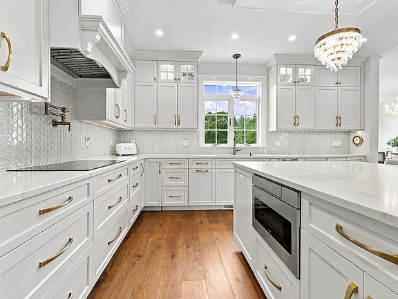 3rd image of 2 Hampton Ct