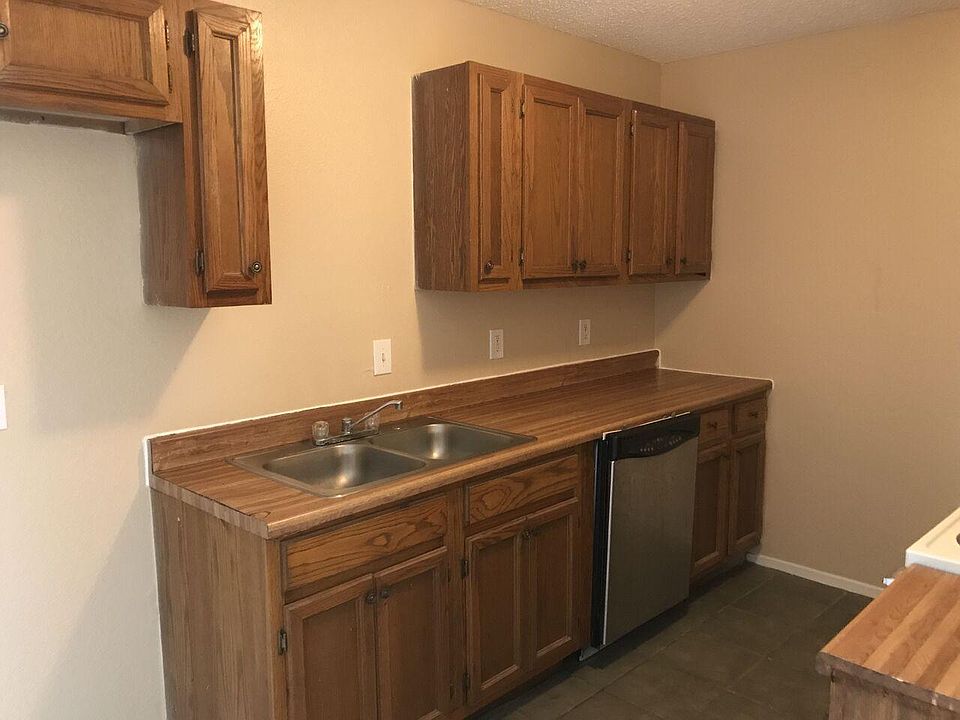 Kitchen with pantry, dishwasher and cooktop range