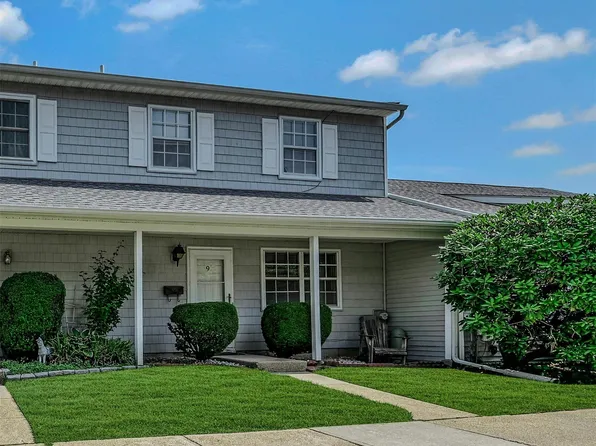 9 Harvest Time Court, Huntington Station, NY 11746