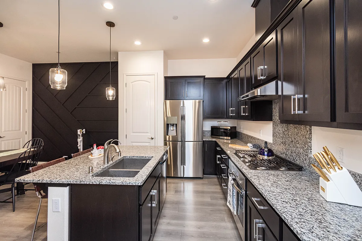 Full kitchen with all appliances _ turnkey and ready for daily use - 4412 Natomas Central Dr