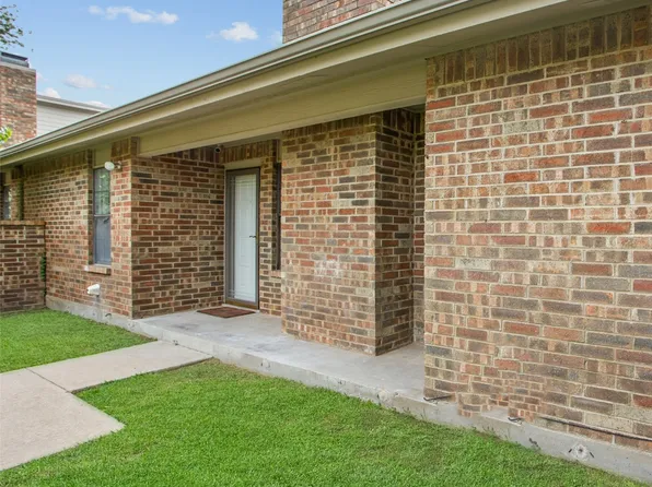 1006 Riverchase St, Benbrook, TX 76126