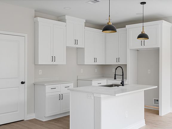 4th image of 548 Cole St #1