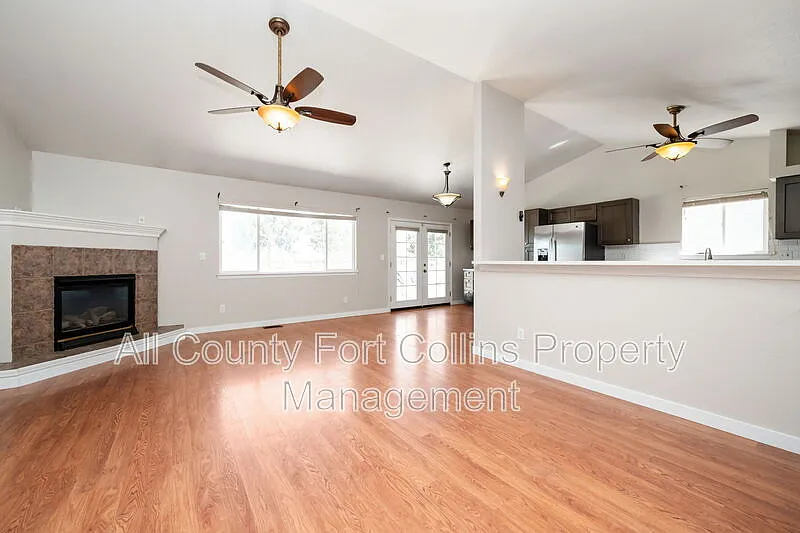 5 bed, 3.0 bath, 2916 sqft, $2,950 — Photo 2