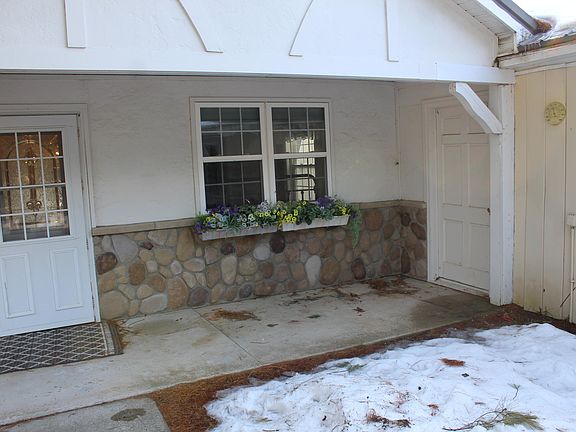 4th image of 1132 N Meadowbrook Rd