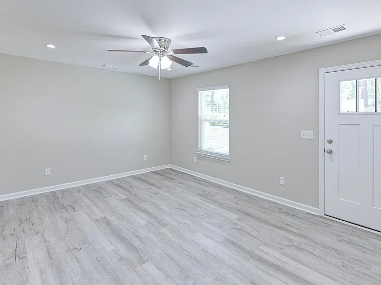 207 Woodlawn St — Photo 10