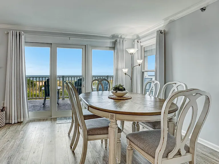 Enjoy entertaining friends and family with a great view!