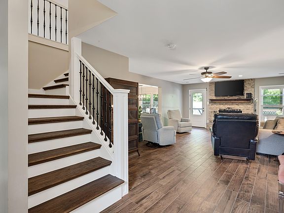 5th image of 946 Rolling Oaks Ln