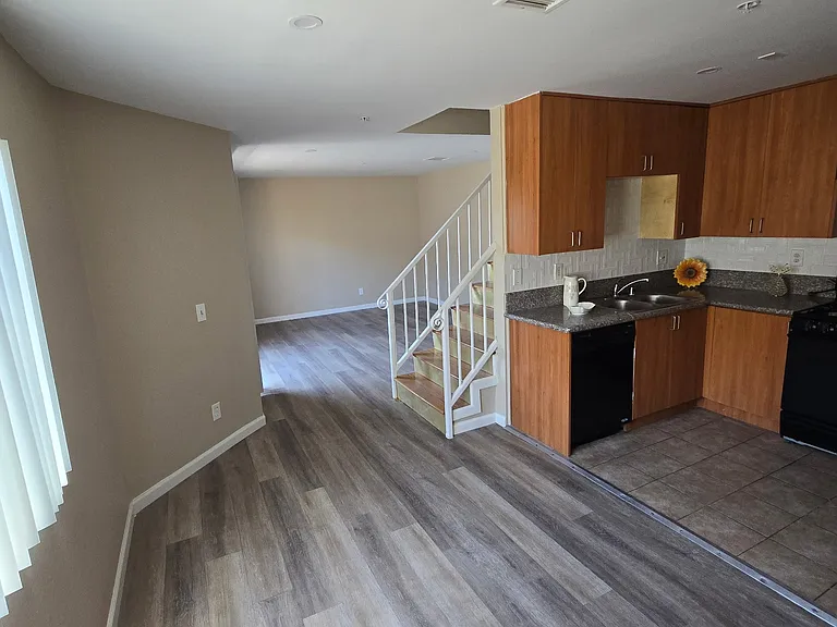 6924 Vesper Ave — Photo 3