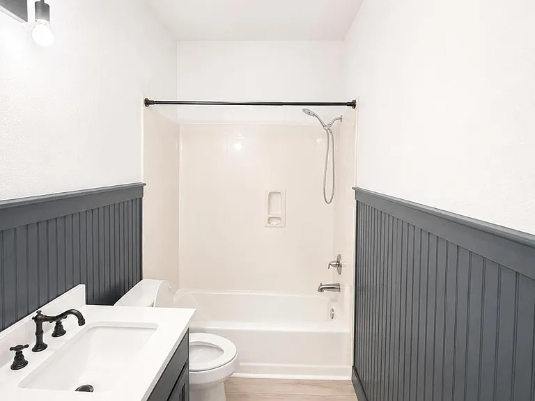 203A E Pecan St — Photo 12