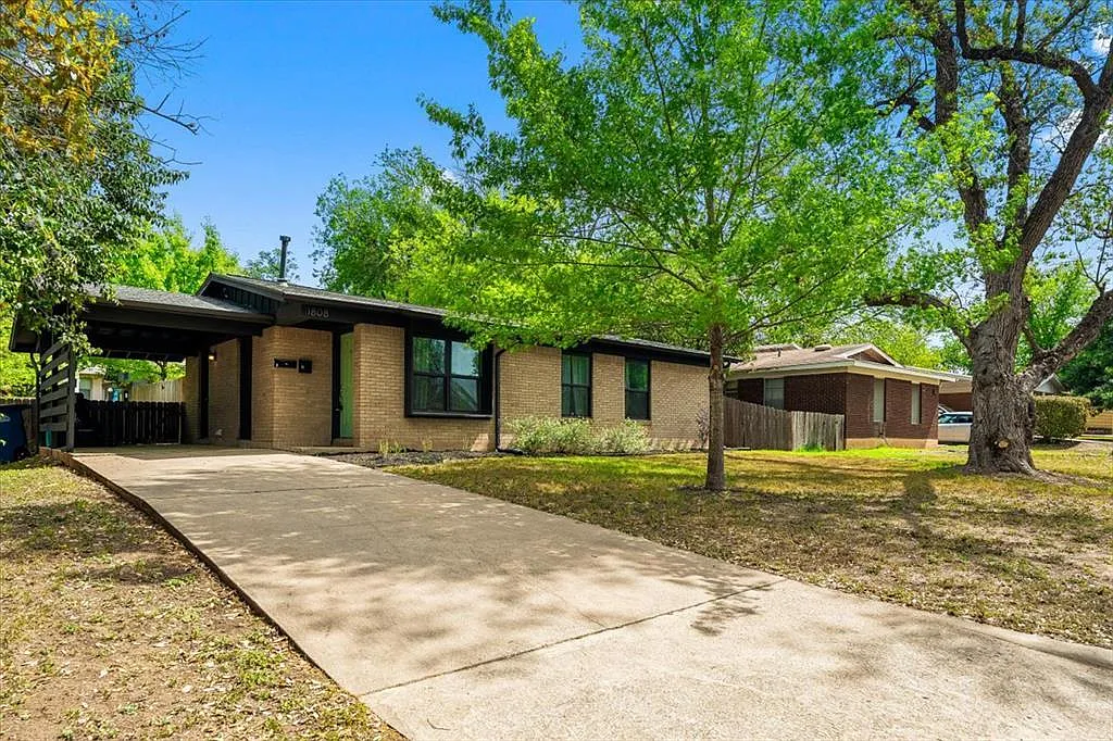 1808 Forest Hill Dr — Photo 2