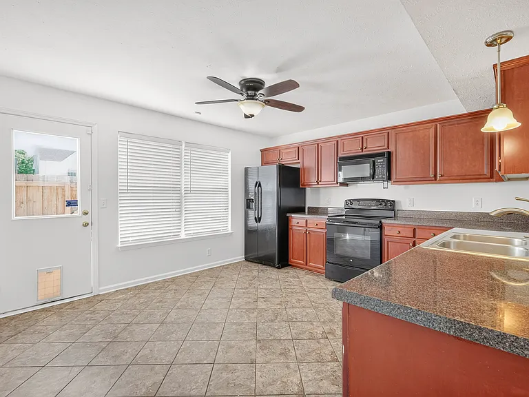 407 Arapaho Dr — Photo 12