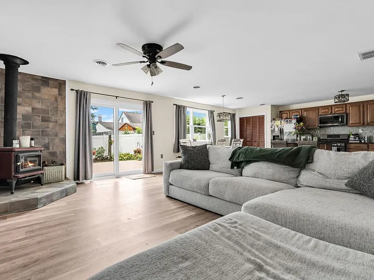 8 Pacific Ter — Photo 6