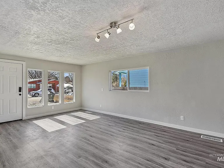 230 W Camellia Ave — Photo 13