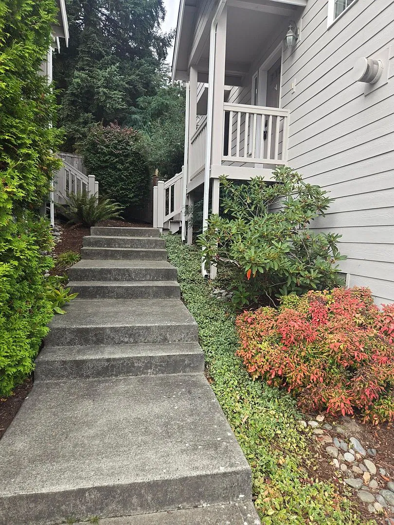Comfortable Bremerton Townhome with Bonus Room and Fireplace — Photo 3
