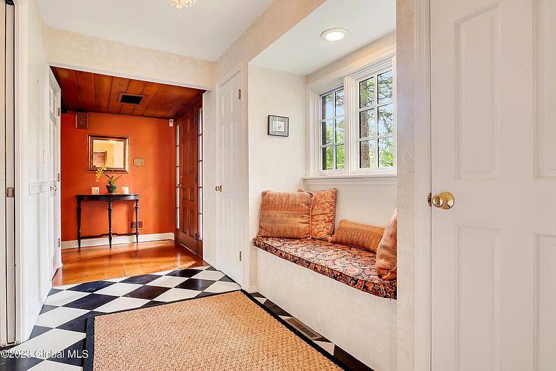 5th image of 2357 Cayuga Road