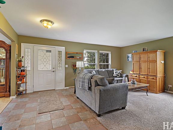 2nd image of 1909 Hemlock Dr