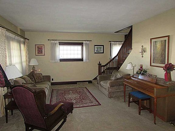 5th image of 215 W Newell St