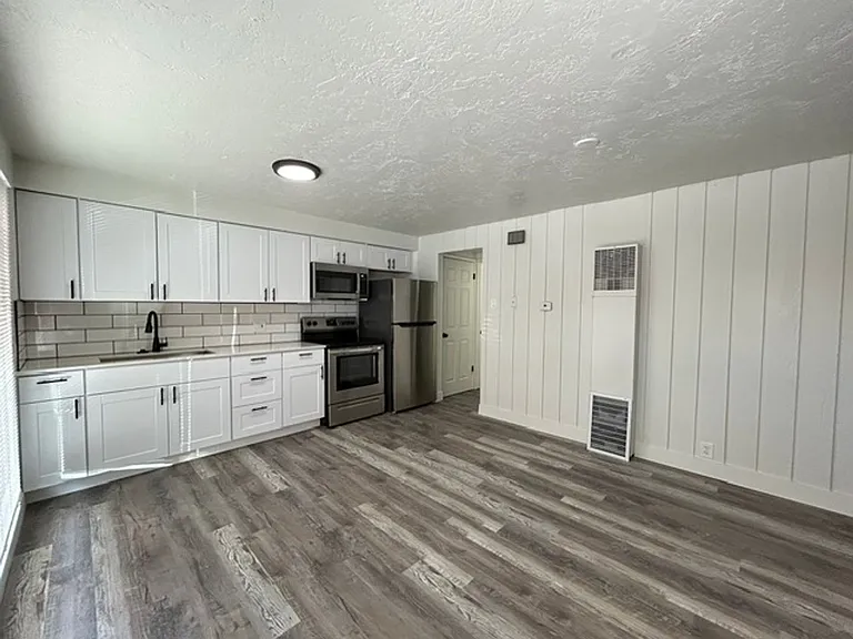 951 N Redwood Rd — Photo 3