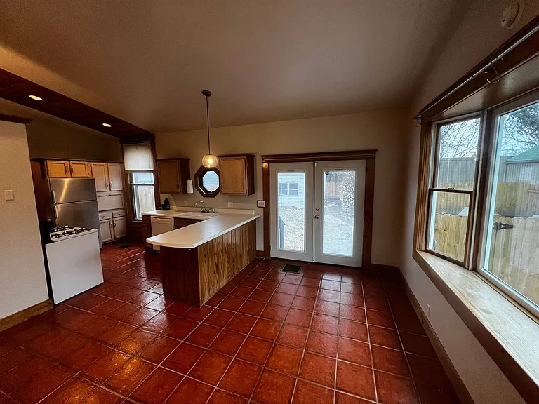 1327 E Washington St — Photo 34