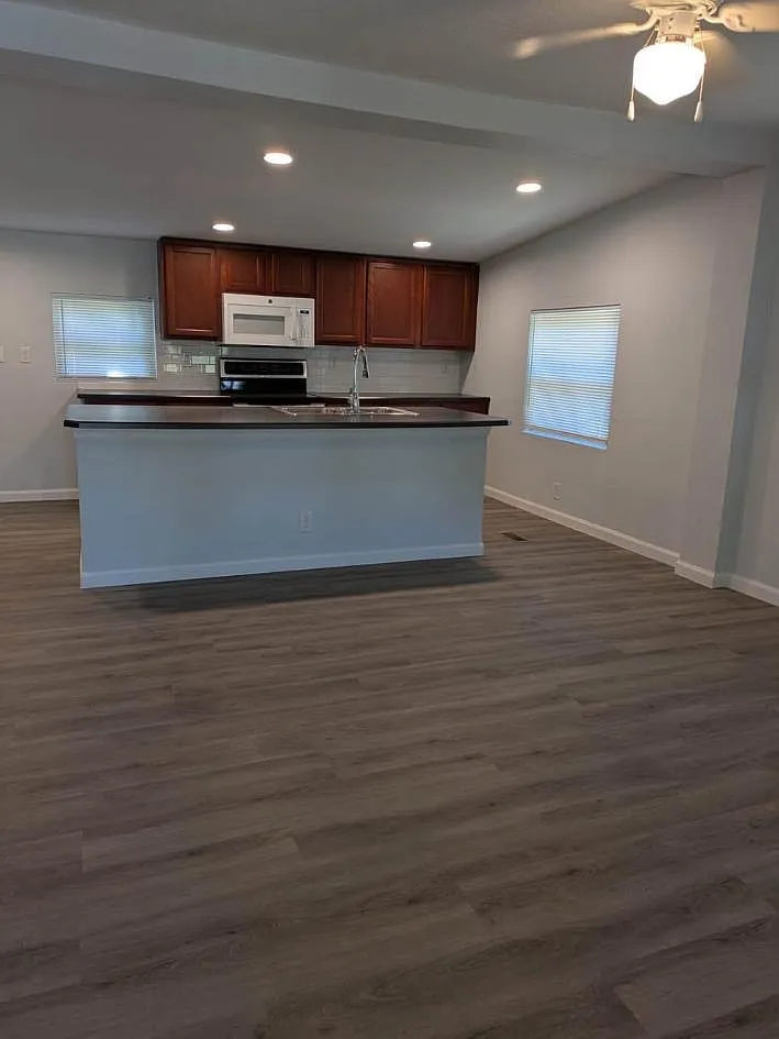 2 bed, 912 sqft, $1,400 — Photo 2