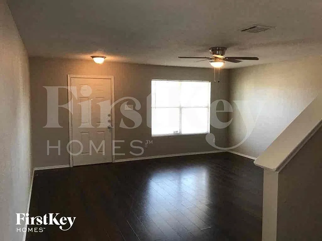 3 bed, 2.5 bath, 2216 sqft, $2,505 — Photo 3