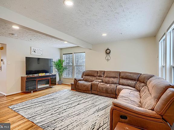 3rd image of 10 Bluestem Ct