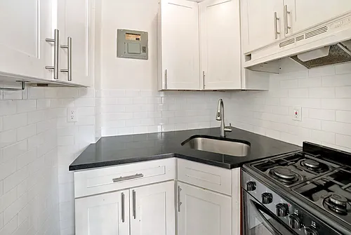 395 Washington Ave #6 Photo 1 395 Washington Ave #6 Photo 1