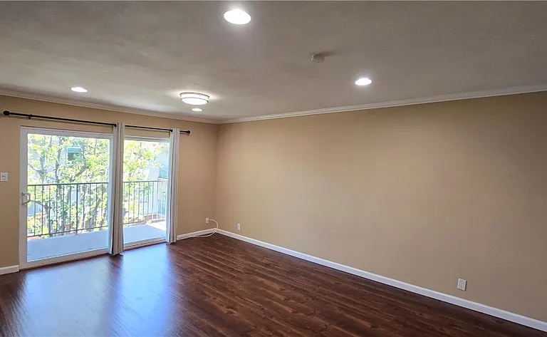 400 N Acacia Ave — Photo 4