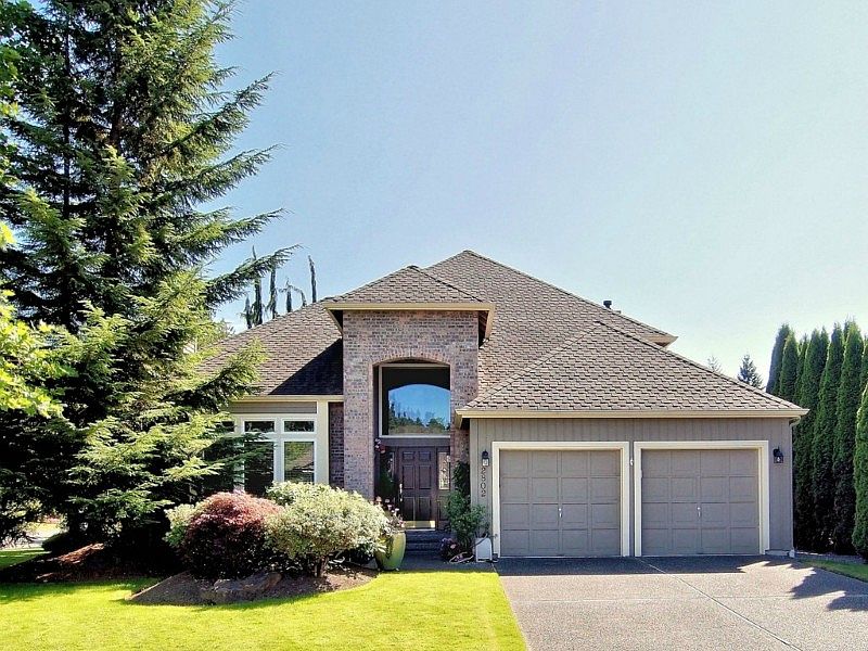 Stunning Highlands home! Steps from park with tennis & sport court, playground and trails!