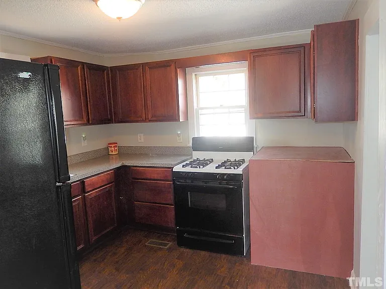 1015 Oberlin Rd — Photo 5