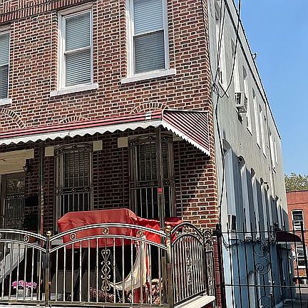 4th image of 1140 Ward Ave