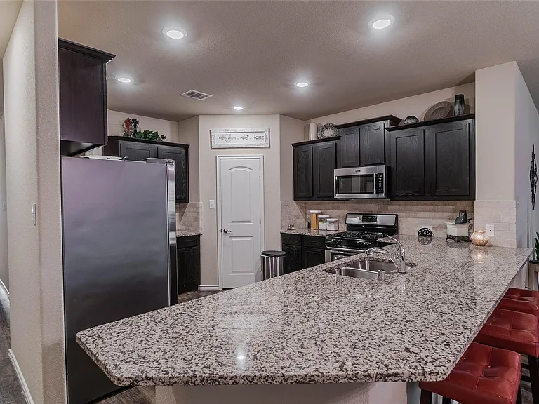 562 Jamestown Ln — Photo 8