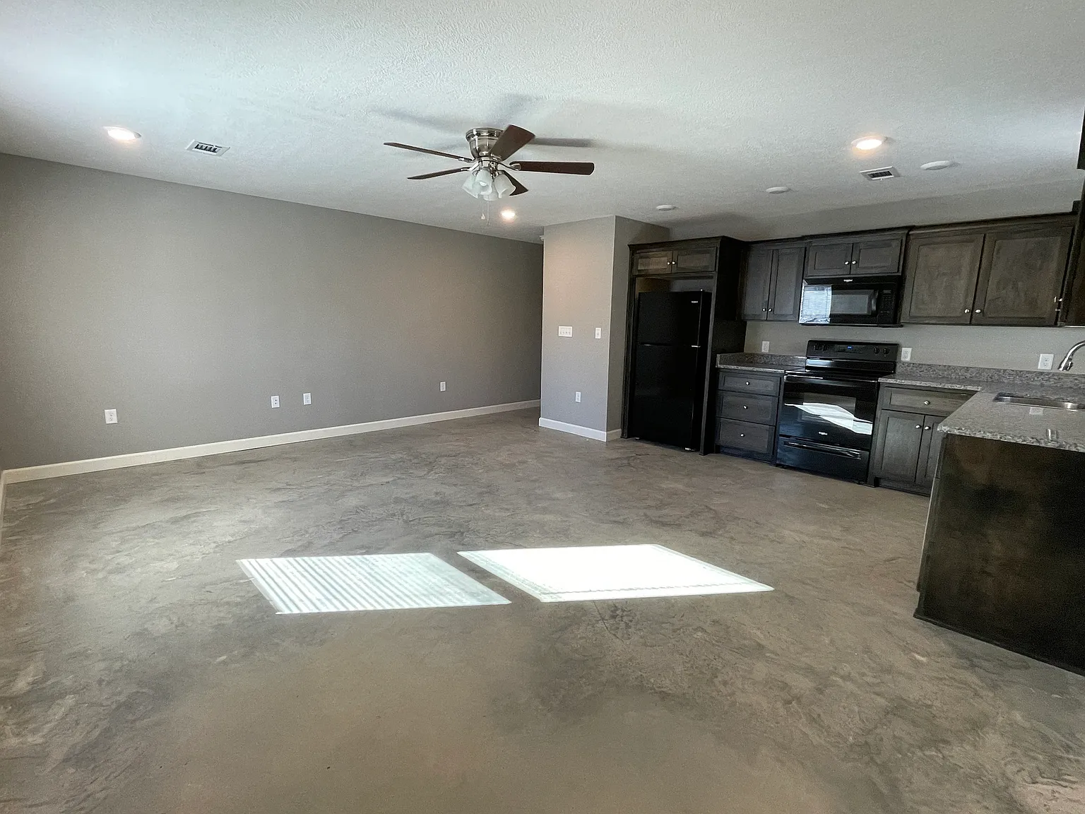 2 bed, $1,000 — Photo 1