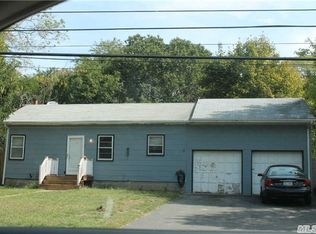 15 Lexington Rd N, Shirley, NY 11967