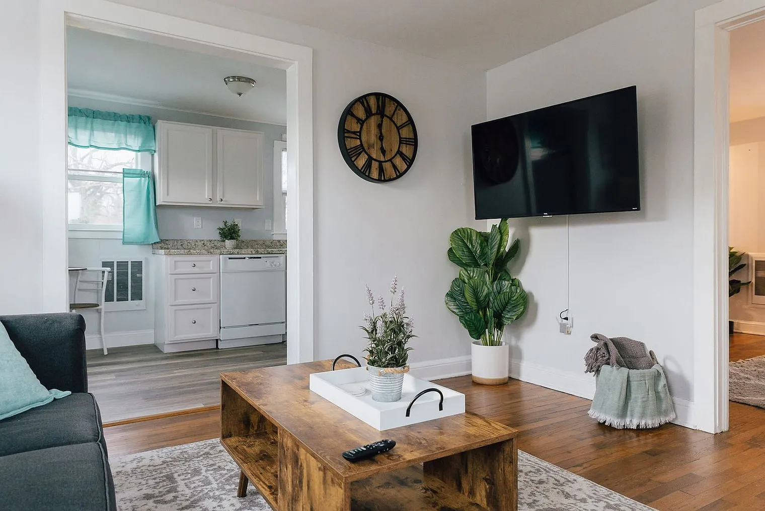 1 bed, 1.0 bath, 592 sqft, $2,512 — Photo 2