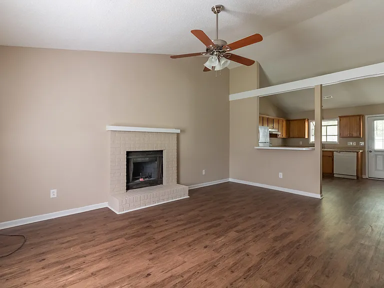 170 Corey Cir — Photo 2