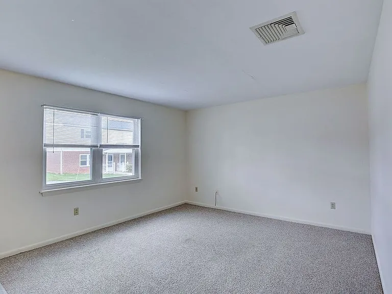 8 Devon Ct — Photo 5