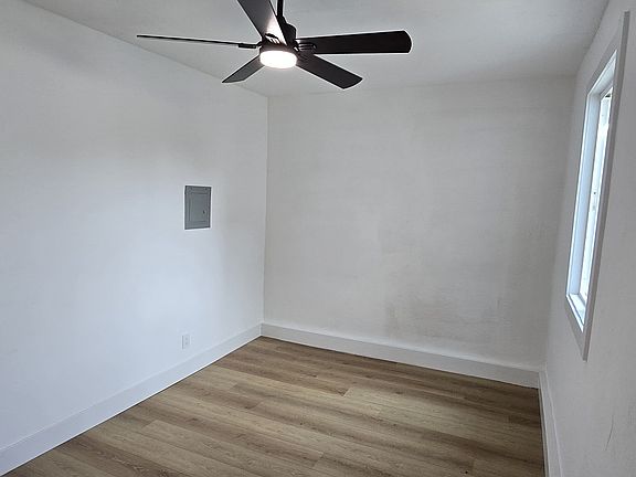 4th image of 3564 1/2 Menlo Ave