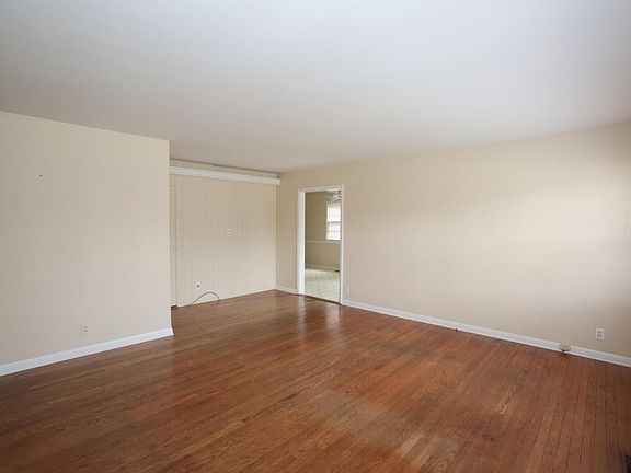 3rd image of 3747 Rosemont Blvd