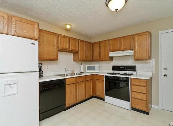 4th image of 3600 Candlewyck Club Dr APT B