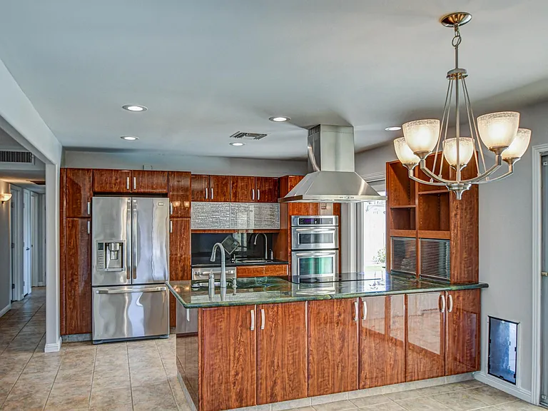 1039 E Geneva Dr — Photo 9