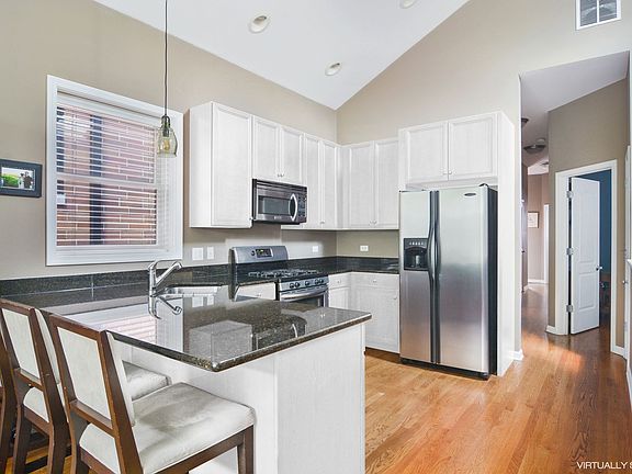 4th image of 2713 N Kenmore Ave #3