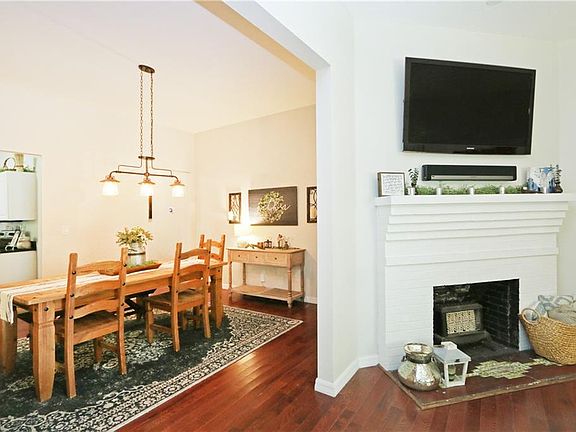 5th image of 330 New York Ave